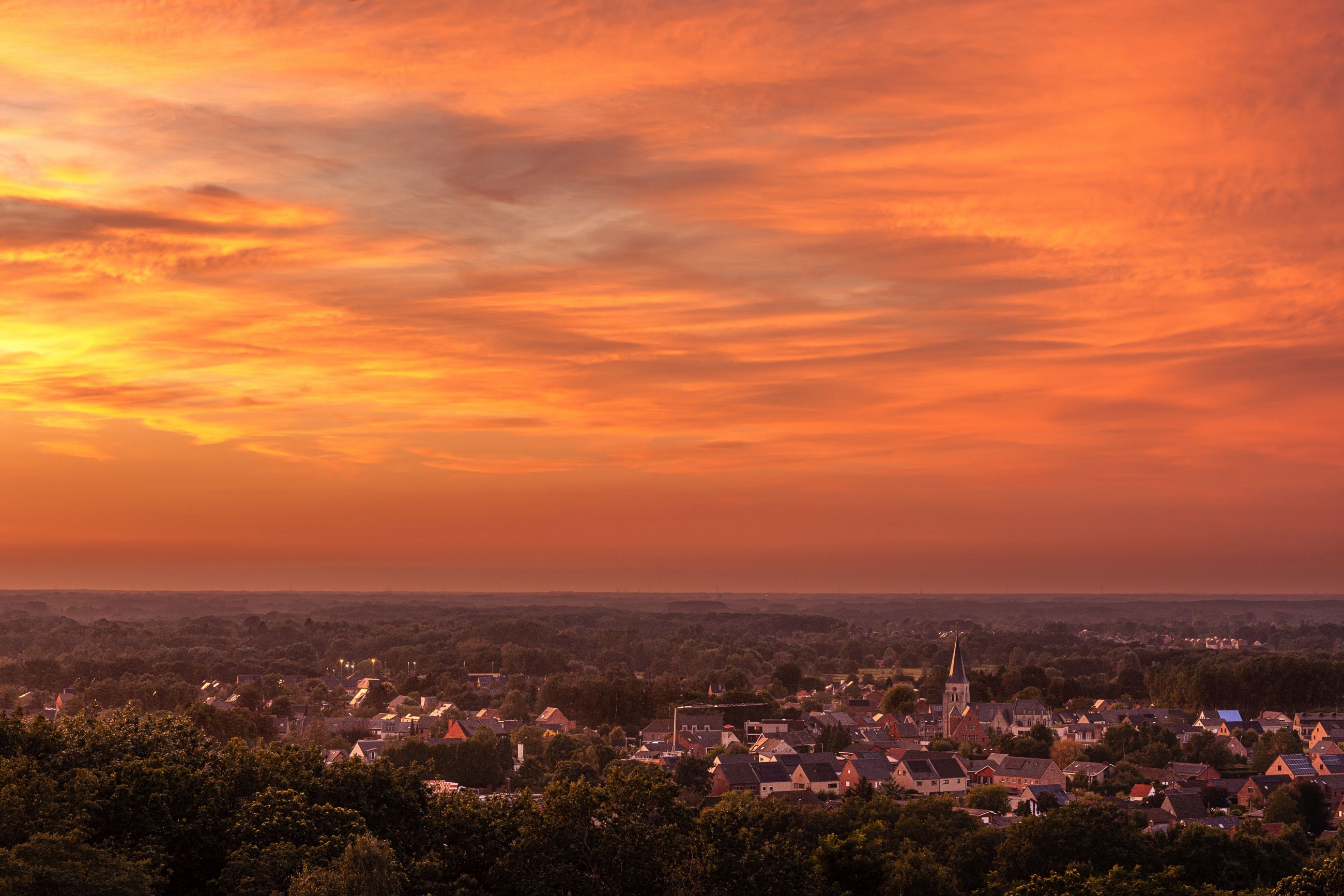 De zon verdwijnt vanop de watertoren