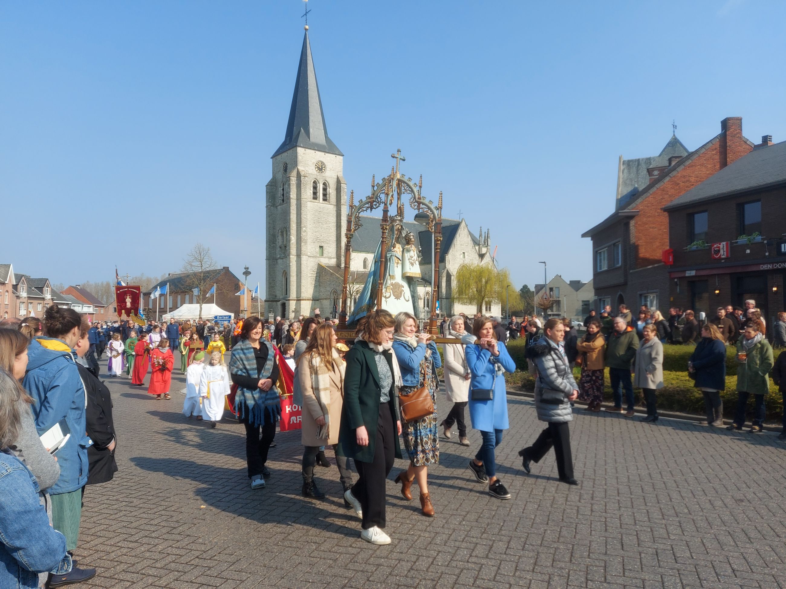 Op stap met O.L.Vrouw door Hallaar