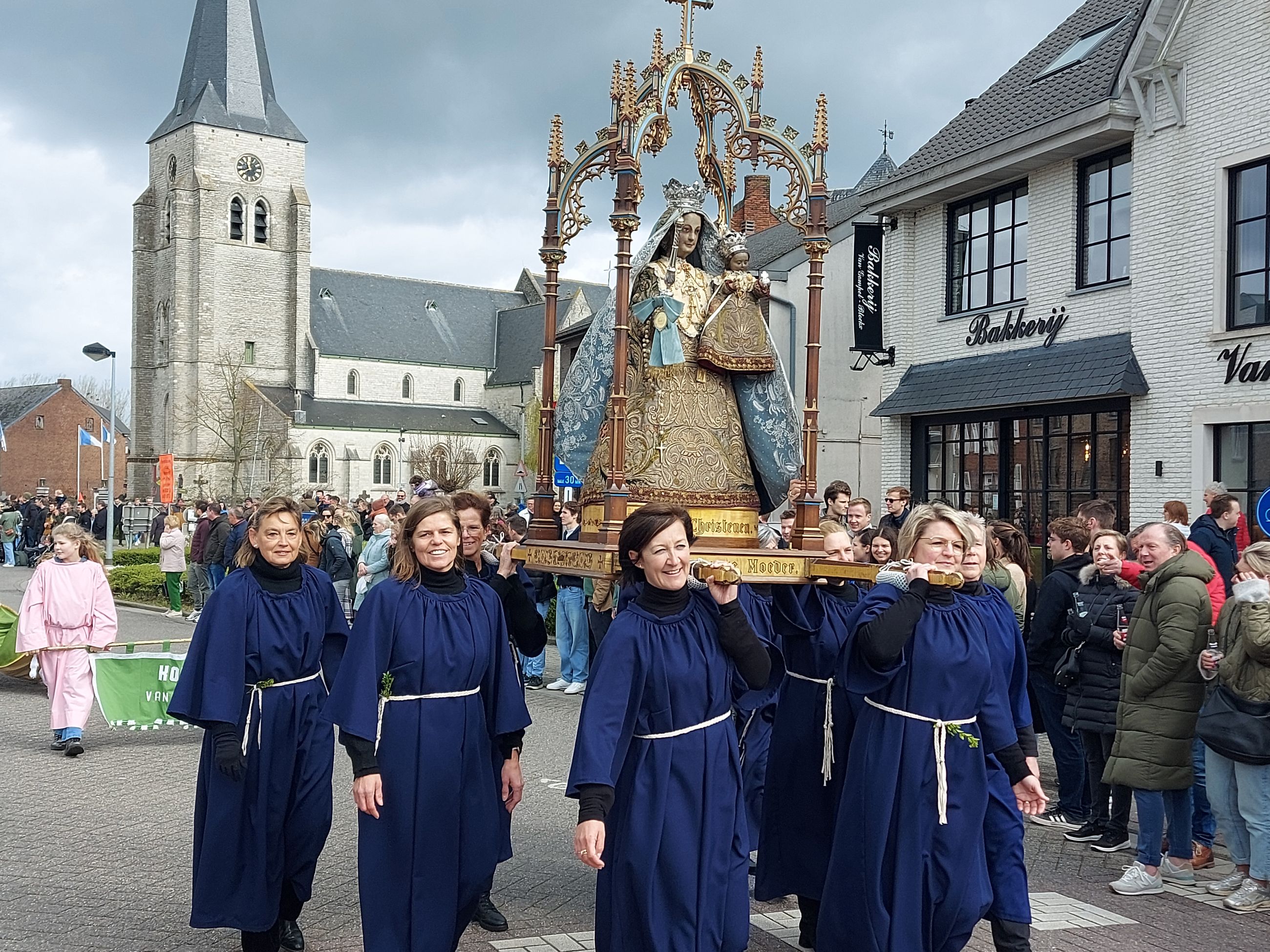 Processie met O.L.-Vrouw en afterparty