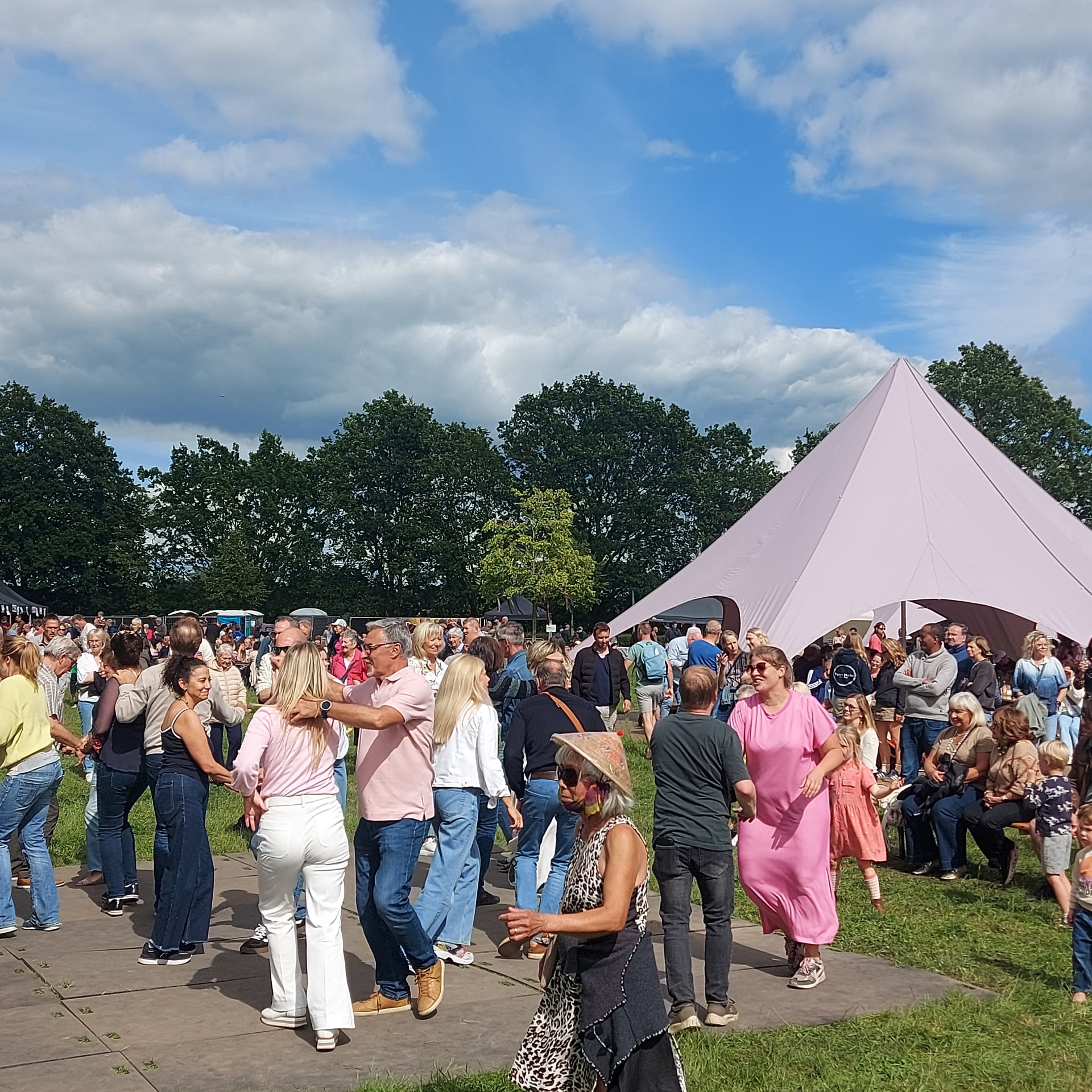 Veel volk op het erf