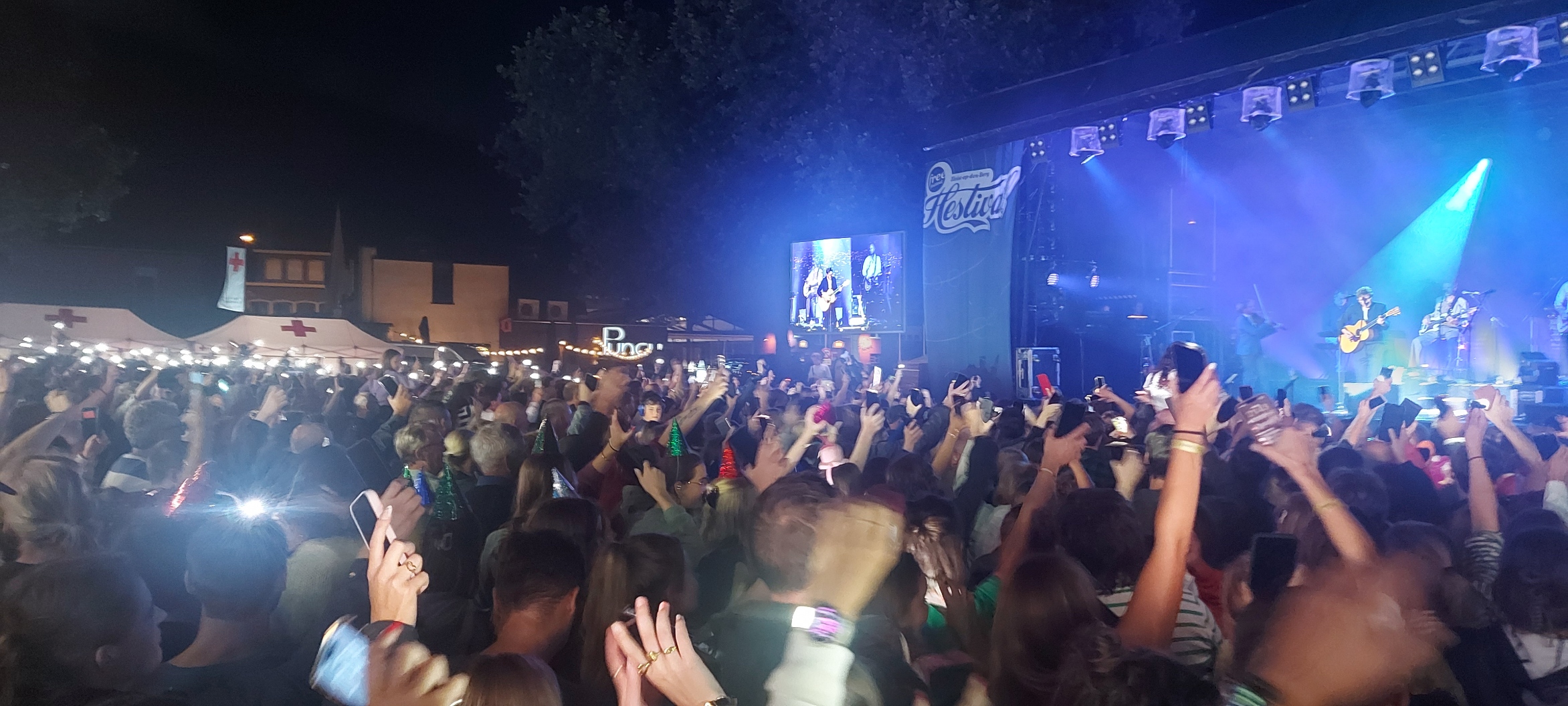 Crowdsurfende Bart Peeters laat Hestivalplein vollopen